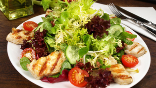 Teller mit Salat und Putenstreifen